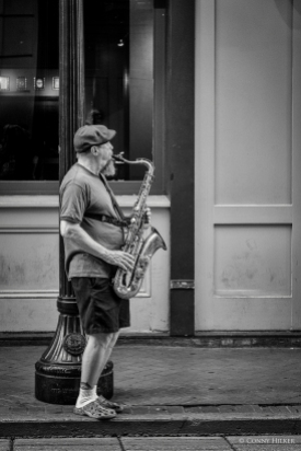 Saxophonist. Bourbon Street, New Orleans, Louisiana, USA in s/w, b/w