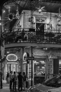 Passanten. Bourbon Street, New Orleans, Louisiana, USA in s/w, b/w
